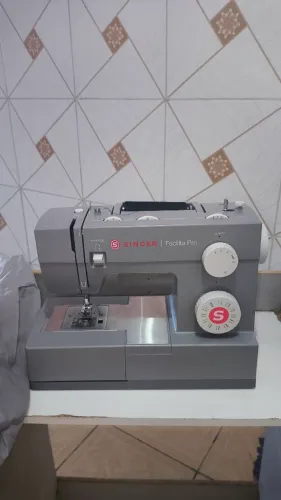 Máquina de Costura Singer Facilita Pro 4423 - Estado de Nova!