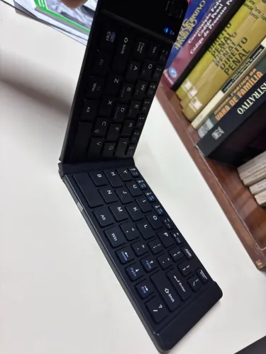 teclado sem fio dobrável com Bluetooth.