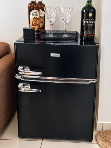 FRIGOBAR RETRÔ DUAS PORTAS; portas da marca Luxor, especificamente o modelo compacto.
