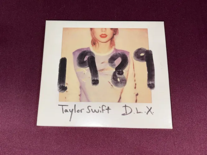CD Taylor Swift - 1989 (Deluxe) edição BR - inclui Polaroids e slipcase