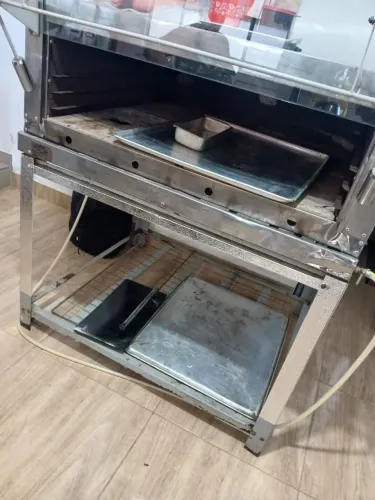 Vendo forno industrial a gaz em bom estado tudo funcionando aceito cartão e divido