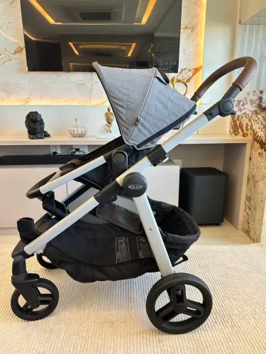 Carrinho de bebê com bebê conforto e base para o carro 