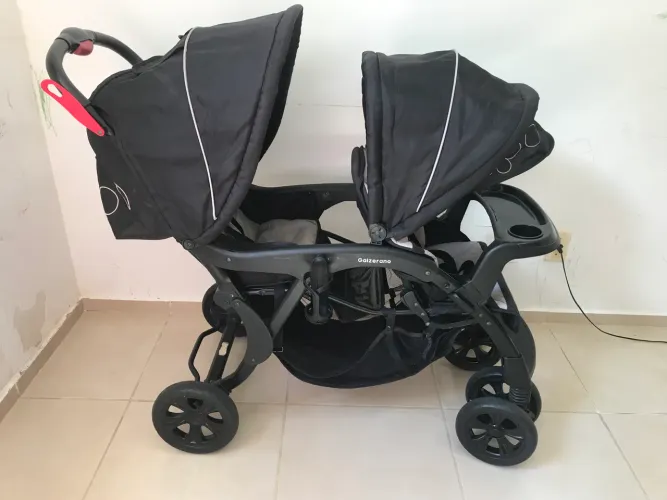Carrinho de Bebê Gêmeos com Bebê Conforto Galzerano
