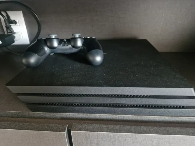Ps4 Pro, 1ª versão, 2 controles + 2 jogos