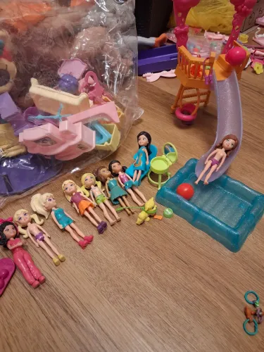 9 Bonecas Polly com alguns acessórios