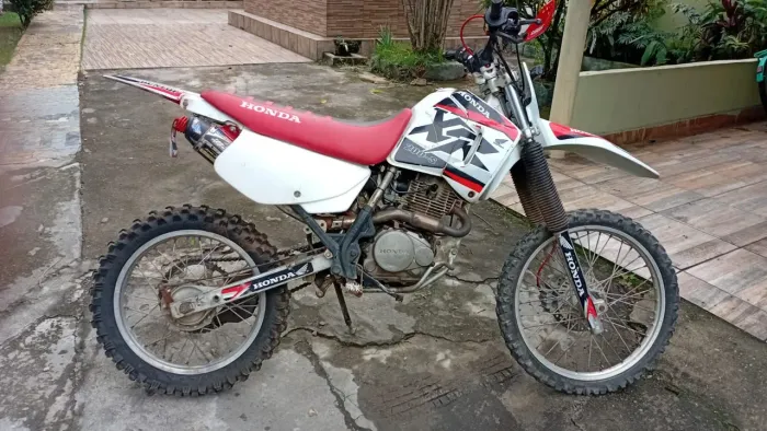 Vendo moto XR200, ótima para trilha, só pegar e andar.