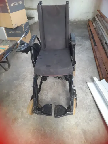 Vendo cadeira de rodas motorizada  tem conversa no valor