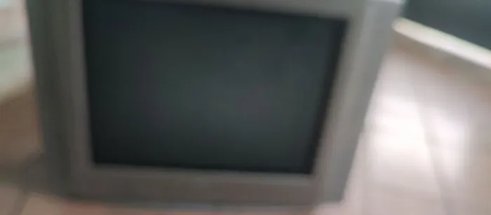 Televisão de tubo com defeito