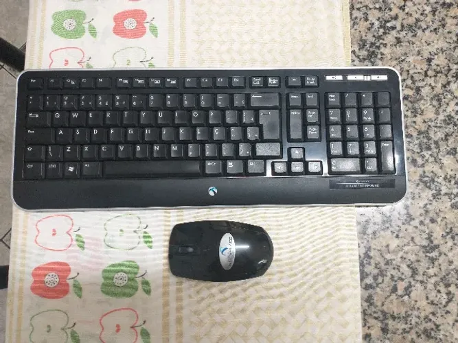 Teclado e mouse sem fio.