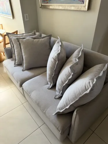 SOFÁ 3 LUGARES EM LINHO PREMIUM - CINZA CLARO - POUCO USADO