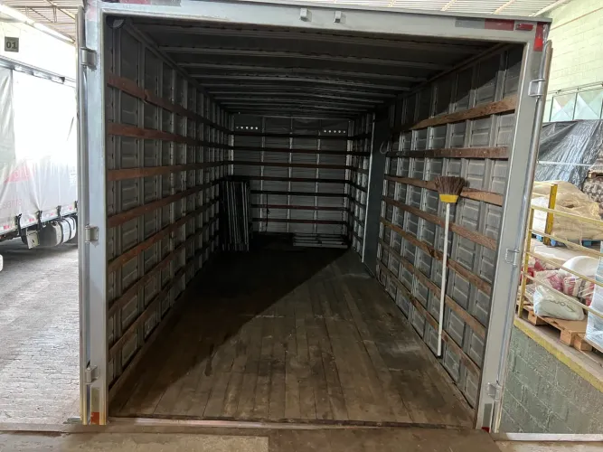 Caminhão baú 2020 único dono 