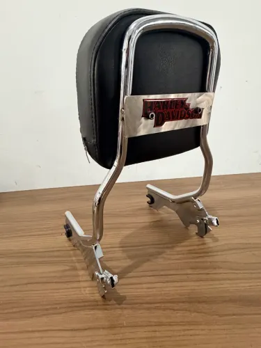 sissy bar cromado destacável compatível com os modelos Harley-Davidson Softail Deluxe.