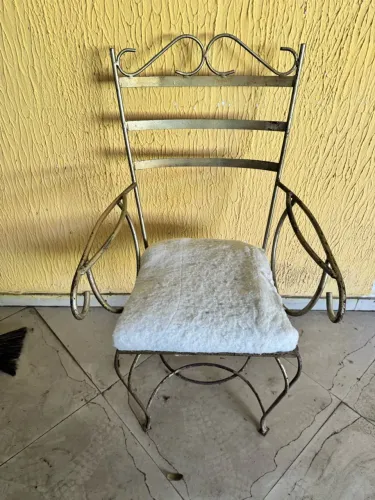 Vendo excelente cadeira  para debutantes dourada para cerimonial de festas