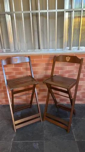 Conjunto de Cadeira bistrô com escudo do Fluminense o