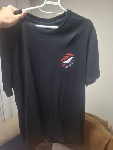 CAMISETA ORIGINAL DATTEBAYO SUPPLY AKI CHAINSAW MAN + CARD