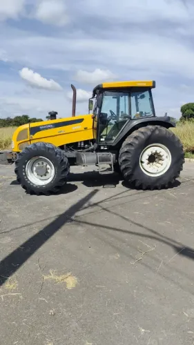 Trator BH 180 2011