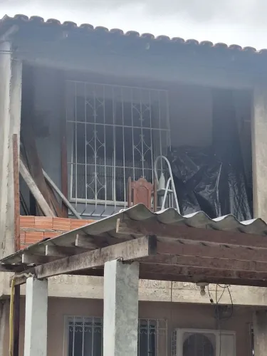 Grade de Metal e Janela de Alumínio e vidro