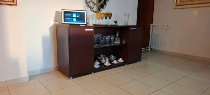 Exelente Buffet com 2 portas, Com Espaço Central. Em MDF Cor Mogno.
