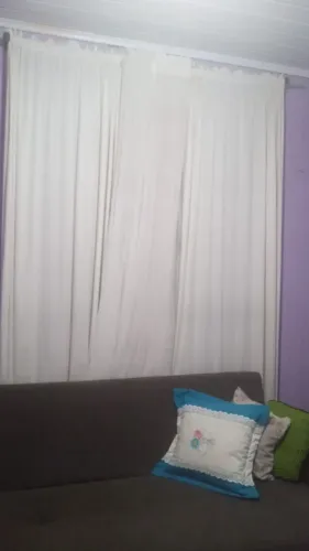 3 cortinas grandes,uma branca e 2 vermelhas com branco