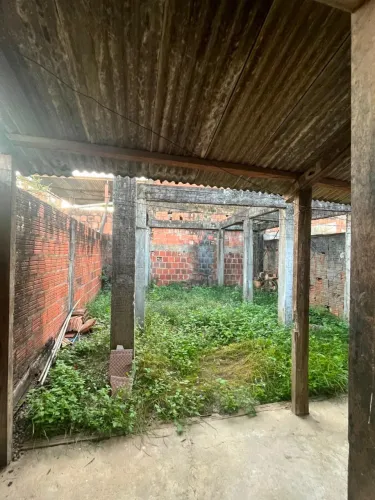 CASA À VENDA COM QUINTAL AMPLO E ESTRUTURA PARA SUÍTE - R$ 135 ,00 mil