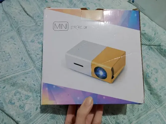 Mini projetor semi novo