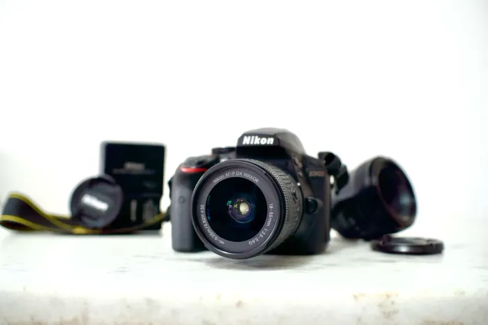 CÂMERA NIKON D3400 + 2 LENTES (Kit + 50mm 1.8)