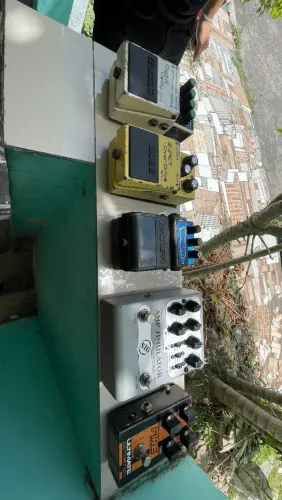 SET DE PEDAIS: PRÉ-AMP, COMPRESSOR, OVERDRIVE, DELEY E DISTORÇÃO FIRE.