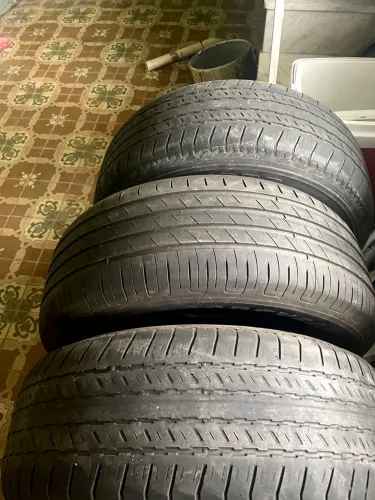 Vendo três pneus 265/60/18.<br>Sou de Realengo <br>Aceito cartão<br>Aceito oferta