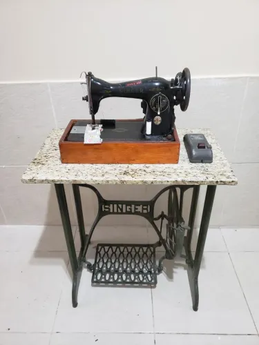 Máquina de Costura Singer 15C Antiga Funcionando + pé original + bancada em granito retrô 