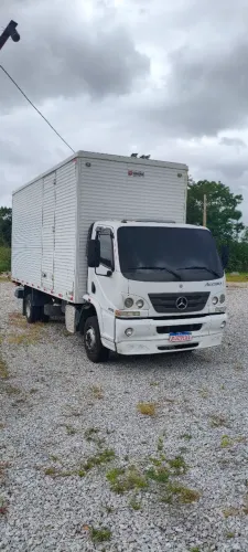 Accelo 1016 com plataforma hidráulica 