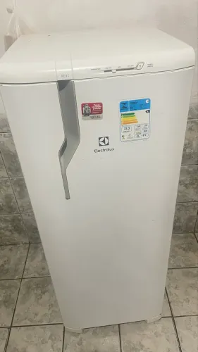 Geladeira , apenas fugindo gás