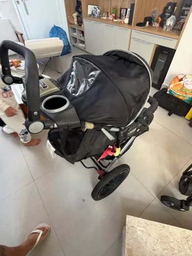 Carrinho de bebê Jeep impecável 