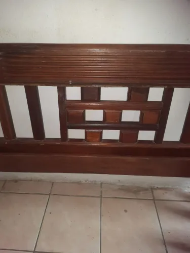 Cama em madeira maciça