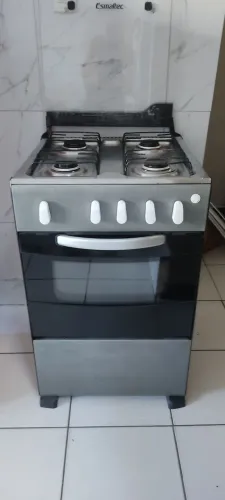 Vendo um fogão Esmaltec, funcionando perfeitamente. Valor 280.