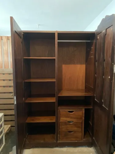 Guarda-Roupa Antigo em Madeira Maciça / Rústico - 3 Portas e Gavetas Internas
