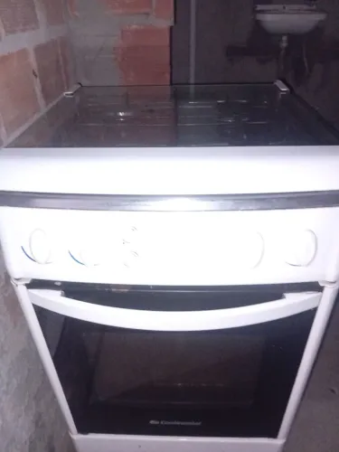 Vende-se uma geladeira e um fogão os dois por 600,00 funcionando tudo?