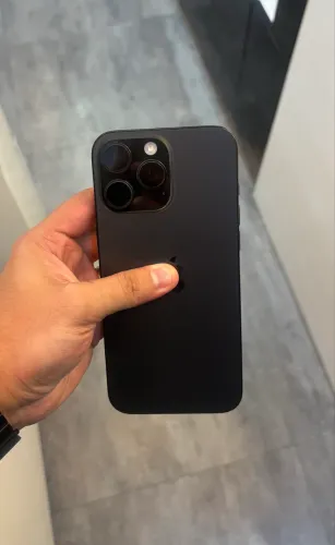 i16 Pro Max / 256 GB - Preto + Apple Watch Red 6 40mm