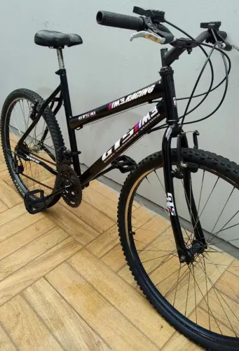 Bicicleta aro 26 baike com marcha 21v GTS MTB preta.