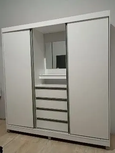 Vendo esse lindo guarda roupa ?