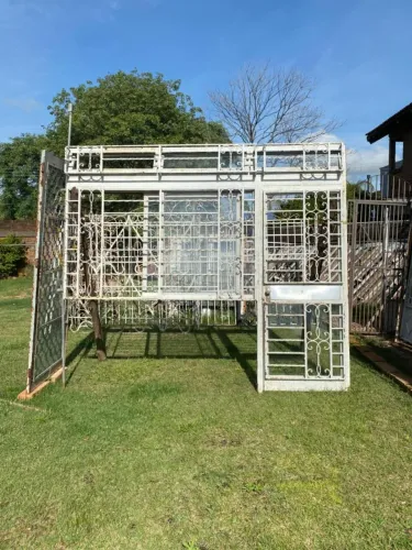 ?PAREDE  ANTIGA DE  FERRO MACIÇO COM LINDOS ARABESCOS  COM PORTA E JANELA?