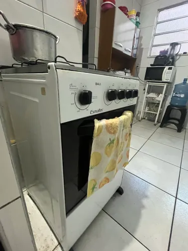 Vendo fogão com 4 bocas semi novo funcionando perfeitamente