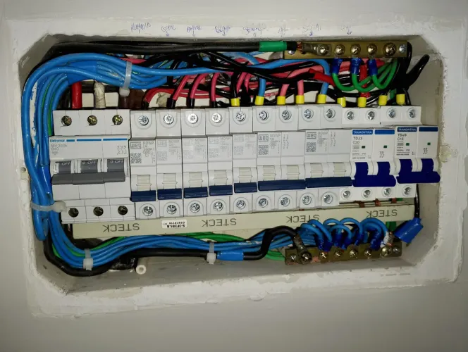 Eletricista qualidade e preço justos, todos os serviços seguindo as nomas técnicas.