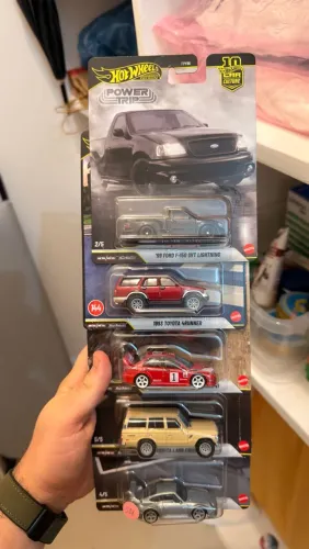 Mini gt e hotwheels