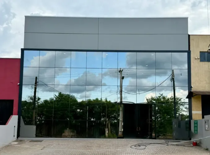 Barracão comercial novo com 554m² para locação na Zona Norte de Londrina