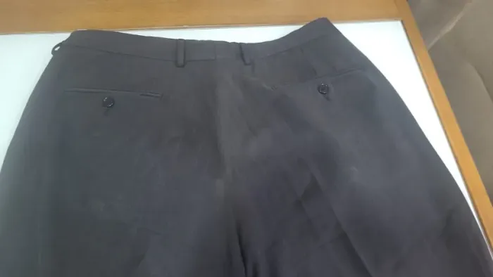 Calça de alfaiataria preta risca de giz Via Veneto tam 46