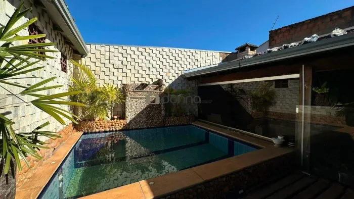 Casa 3 quartos (1 suíte), piscina e espaço gourmet, 3 vagas de garagem, 7min do Parque das
