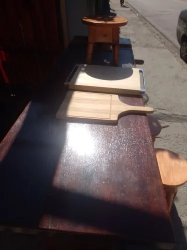 Mesa em madeira maciça para churrasco