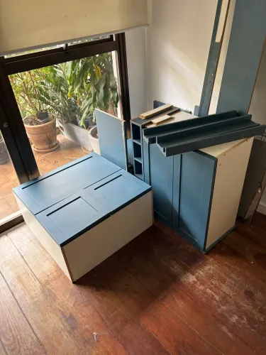 Armário de cozinha modular na cor azul já desmontado para levar