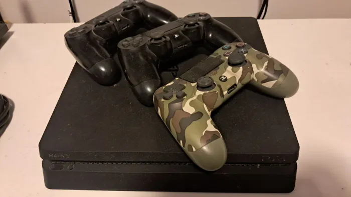 PlayStation 4 1TB + 2 controles