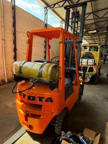 vende-se empilhadeira toyota cap: 1.500Kg ANO: 93